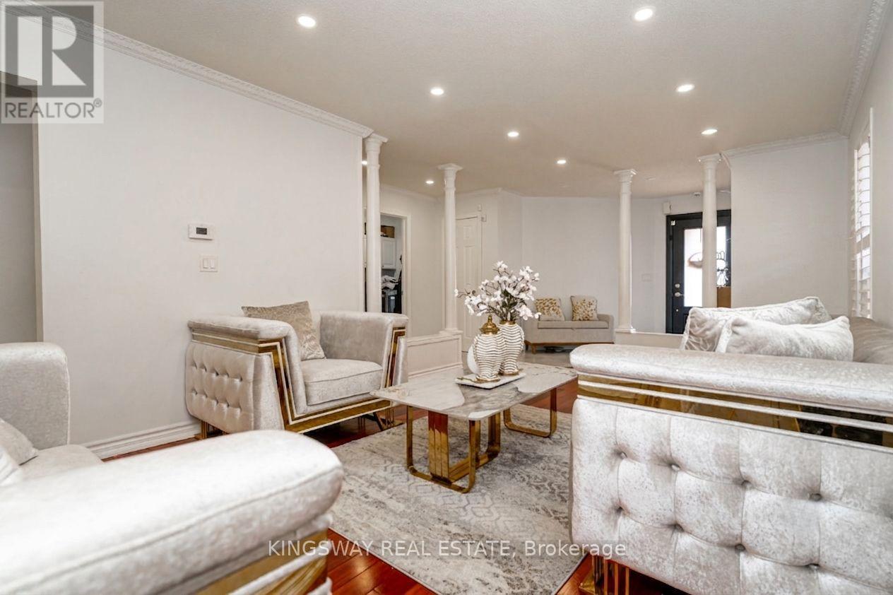 891 Stonebridge Avenue, Mississauga, Ontario  L5V 2L3 - Photo 8 - W13516756