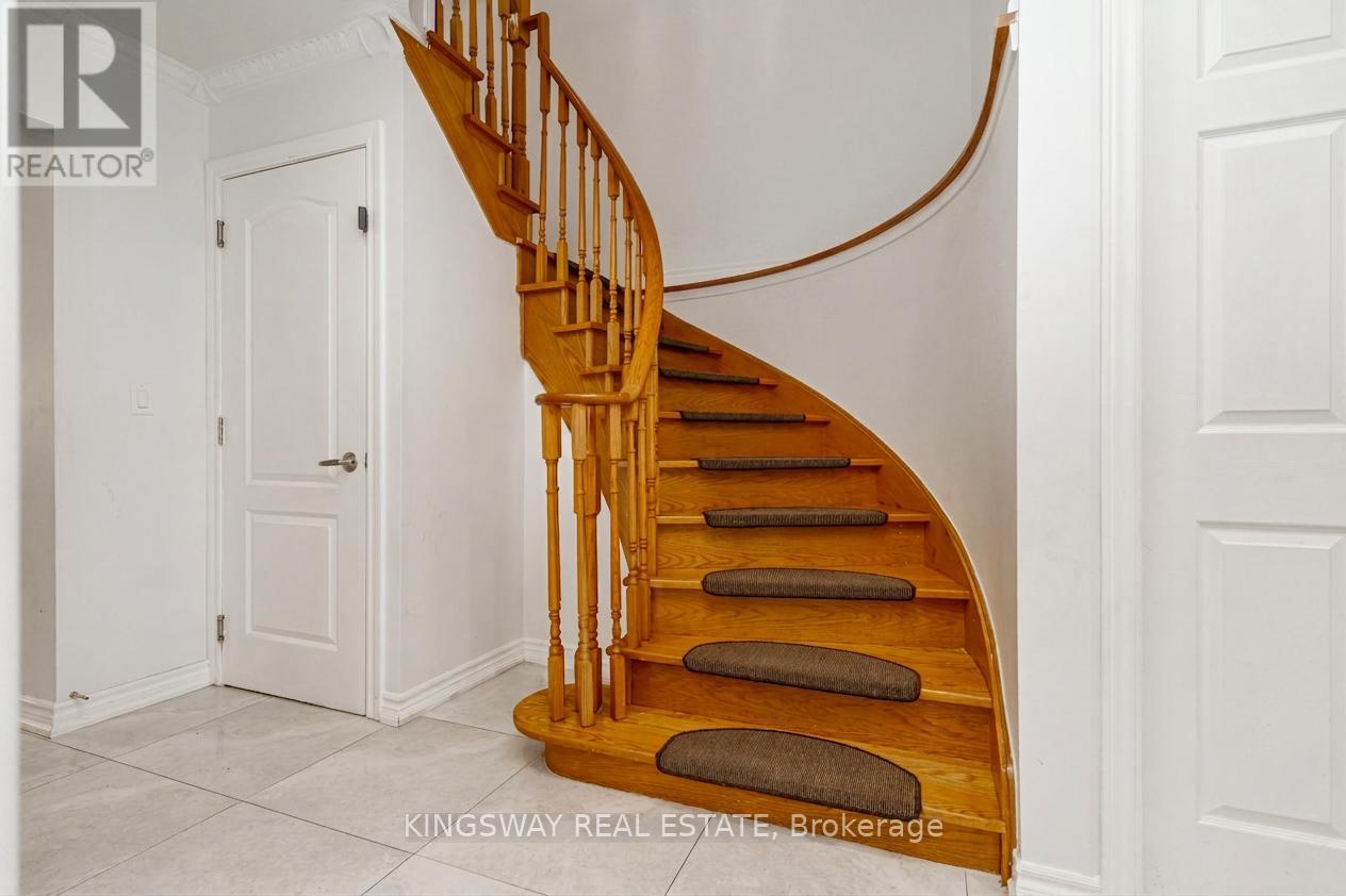 891 Stonebridge Avenue, Mississauga, Ontario  L5V 2L3 - Photo 9 - W13516756