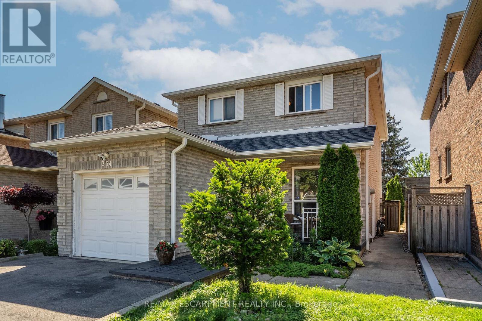 234 Lech Walesa Drive, Mississauga, Ontario  L5B 3H3 - Photo 2 - W13516812