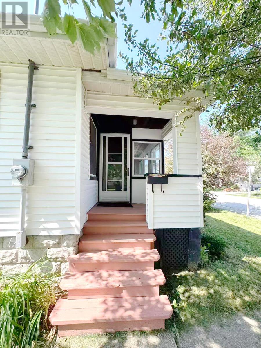 9 Grantham Avenue, St. Catharines, Ontario  L2P 3B3 - Photo 3 - X13499234
