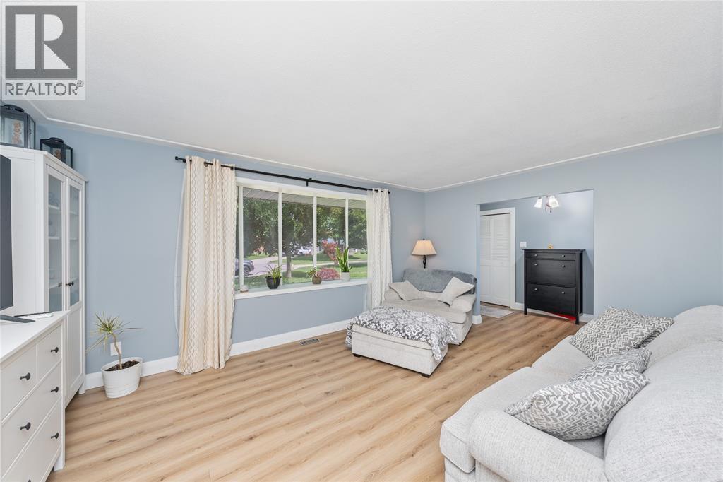 1121 Arlington Court, Sarnia photo 5