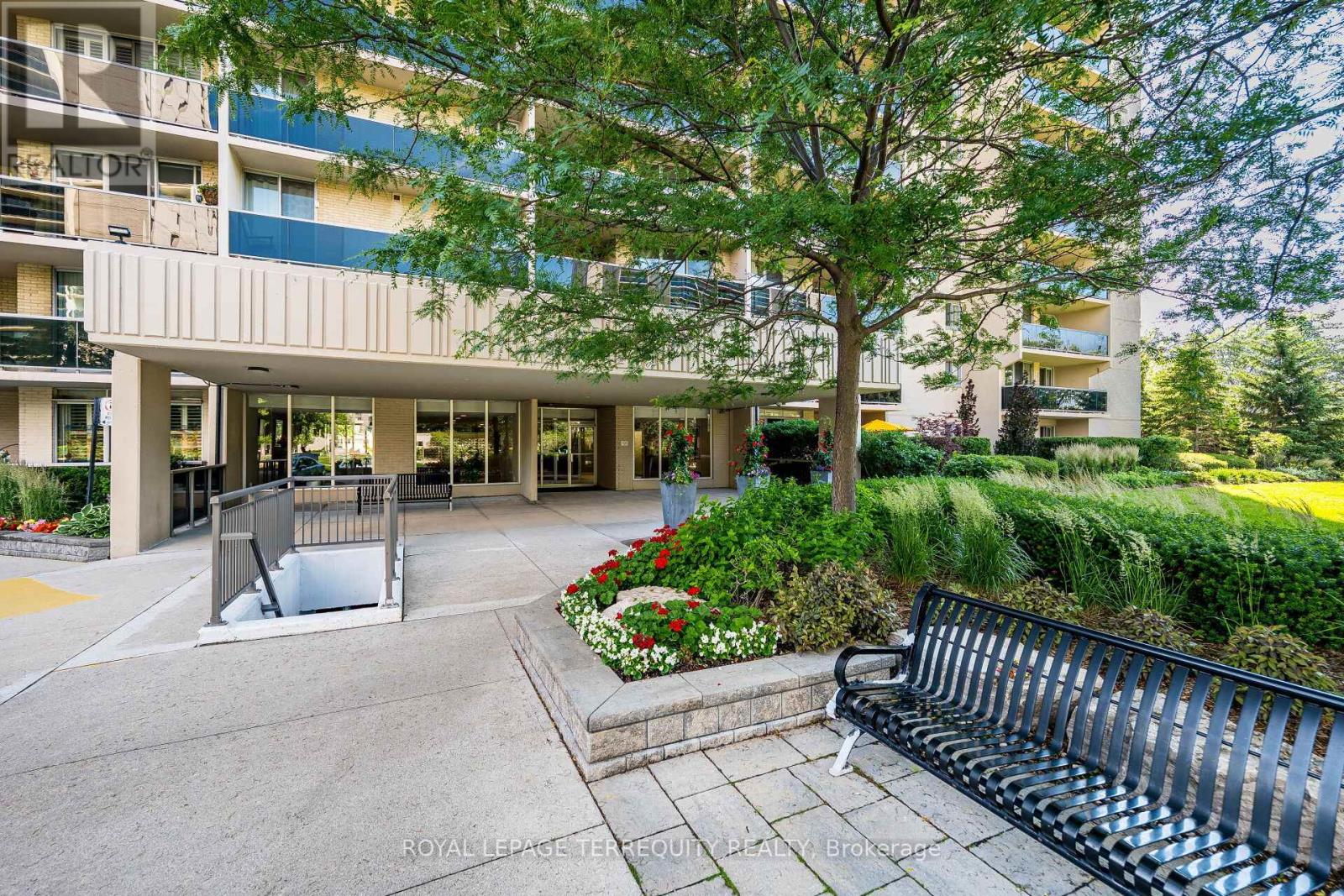 1809 - 812 Burnhamthorpe Road, Toronto, Ontario  M9C 4W1 - Photo 2 - W13517238
