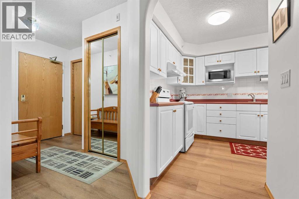 413, 7239 Sierra Morena Boulevard Sw, Calgary, Alberta  T3H 3L7 - Photo 4 - A2325258