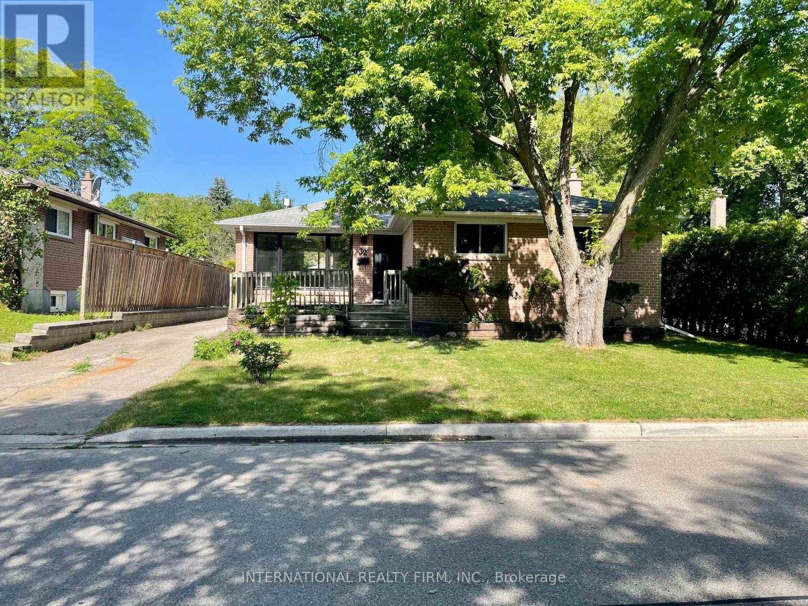 32 JASPER DRIVE, Aurora, Ontario