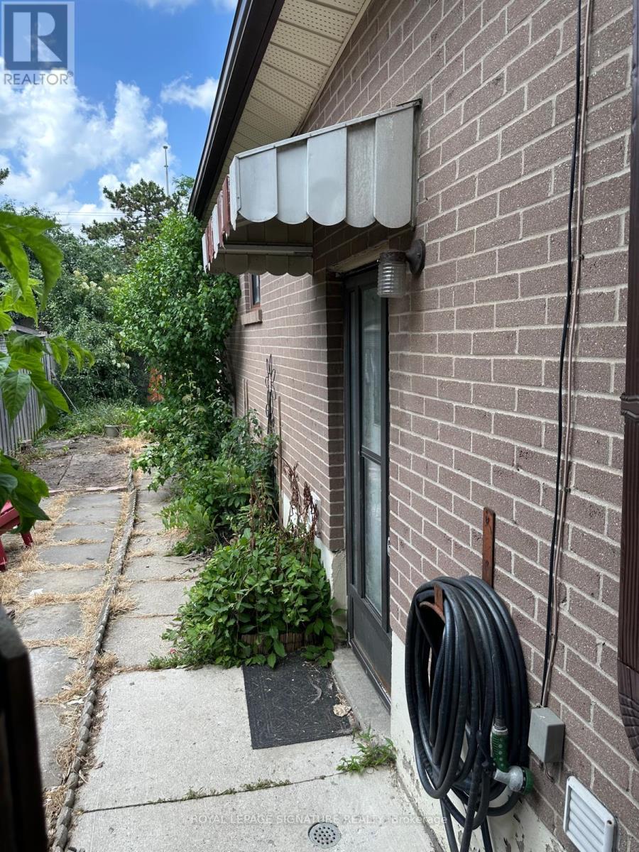 37 Flamingo Crescent, Brampton, Ontario  L6T 2G6 - Photo 7 - W13517368