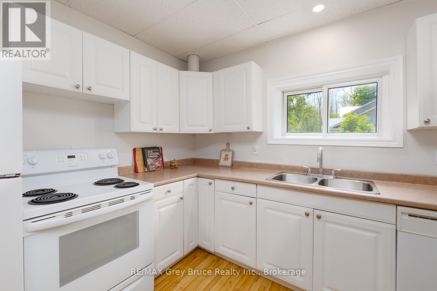 586 Dawson Street S, South Bruce Peninsula, Ontario  N0H 2T0 - Photo 7 - X13517462