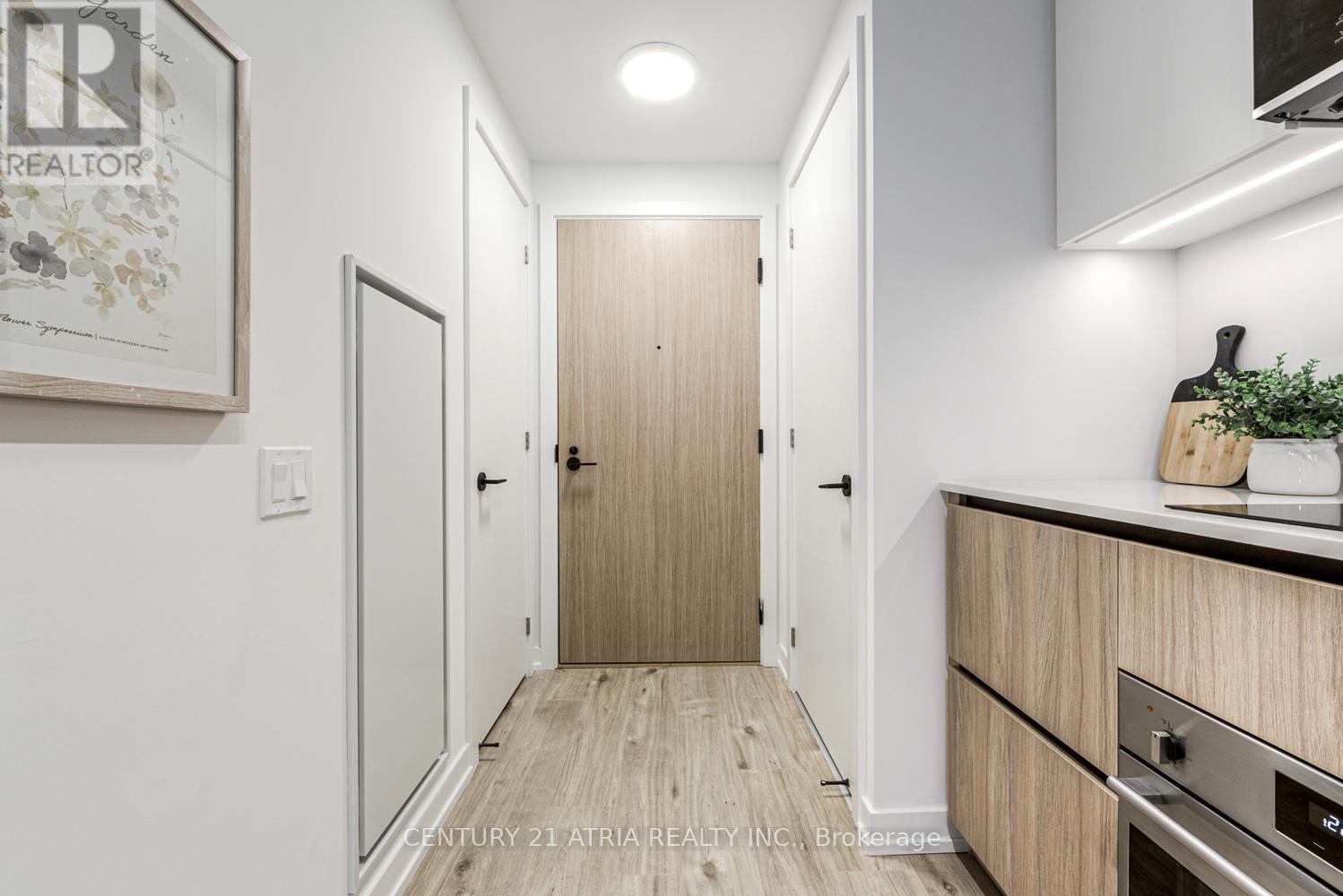 <div class="slider-price">$604,900</div><p>513 - 35 Parliament Street, Toronto, Ontario</p>