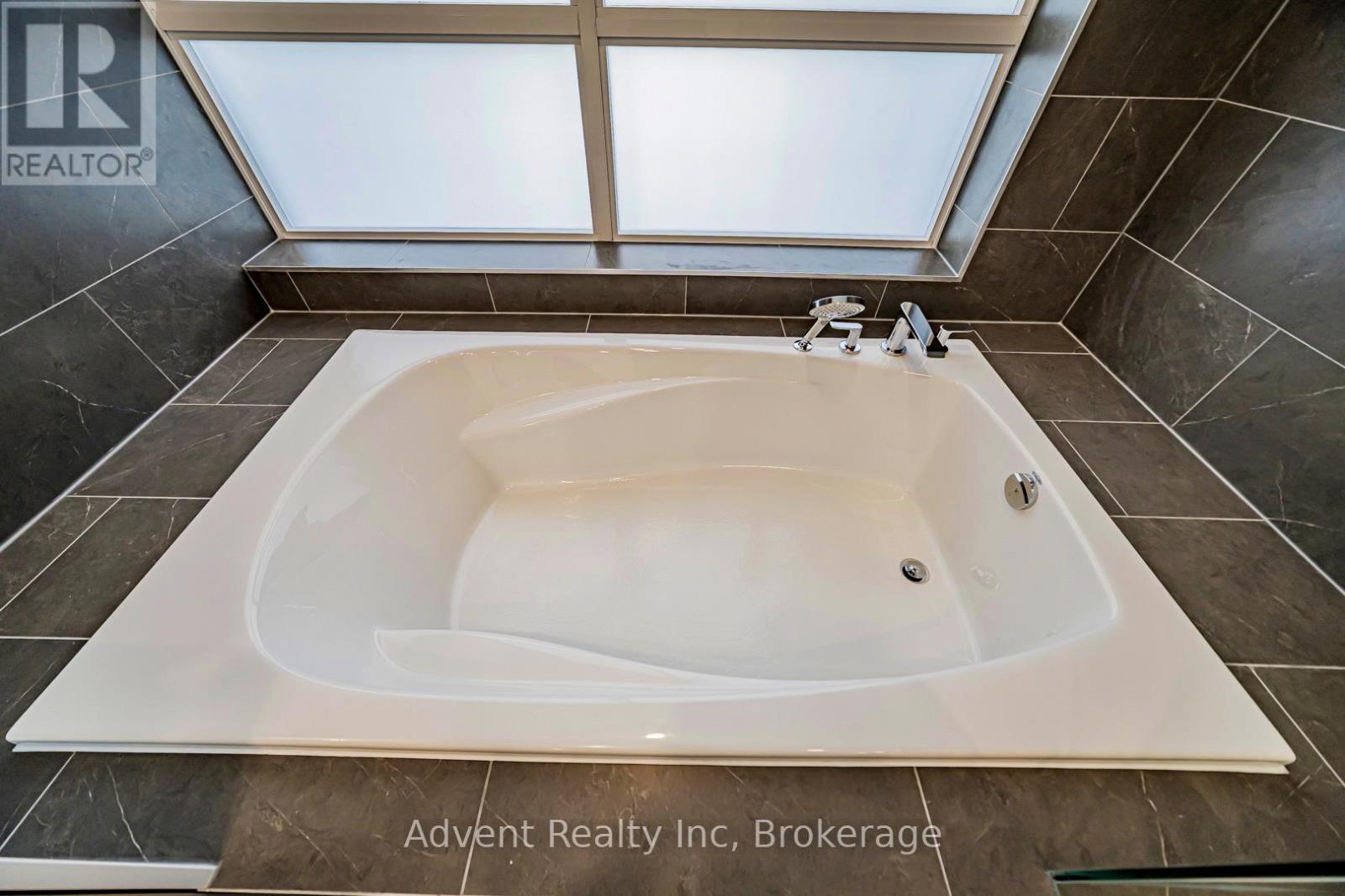 Ph01 - 8 Cedarland Drive, Markham, Ontario  L6G 0H4 - Photo 31 - N13234934
