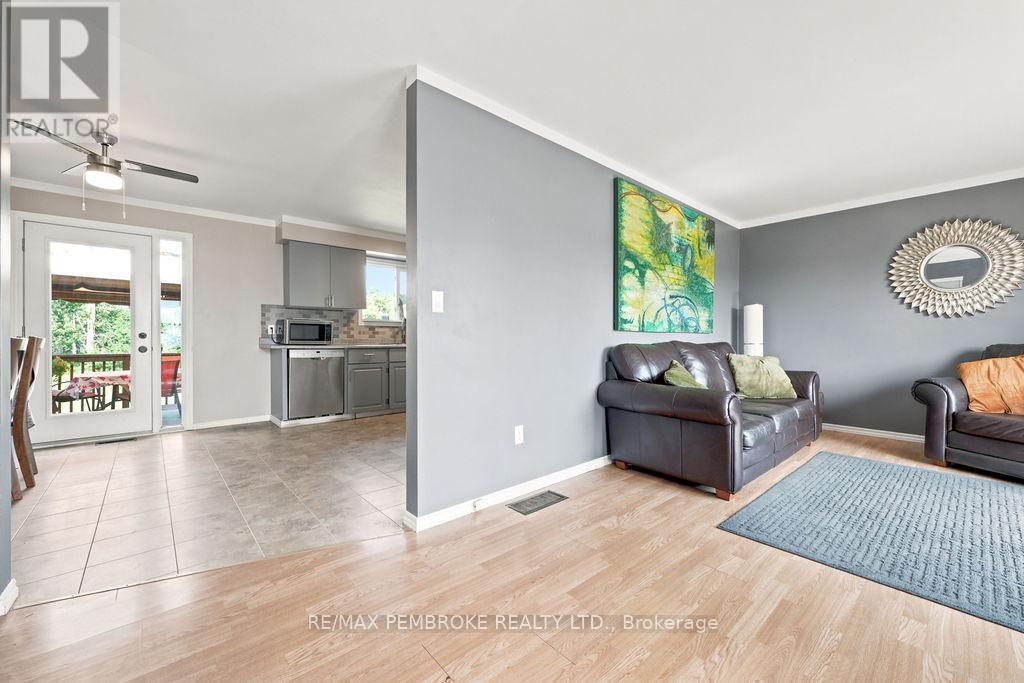 41 Meadowbrook Drive, Laurentian Valley, Ontario  K8A 7C2 - Photo 8 - X13517706