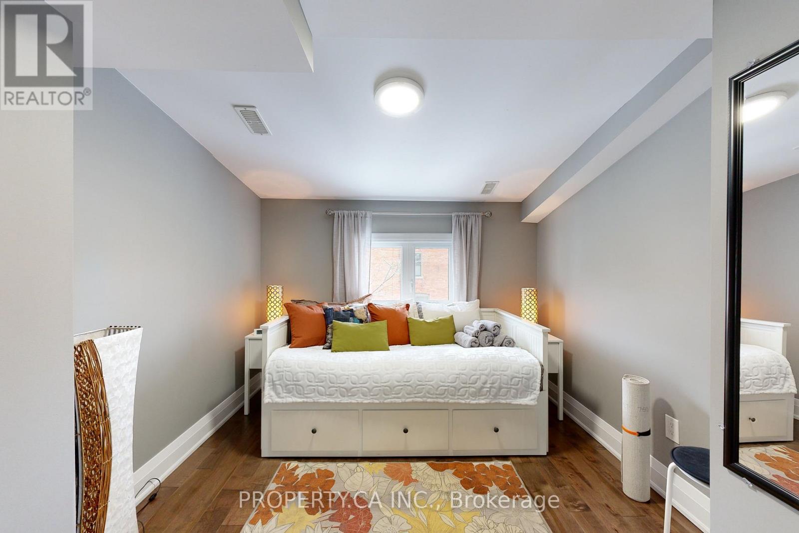 Upper - 635 Christie Street, Toronto, Ontario  M6G 3E6 - Photo 10 - C13517904