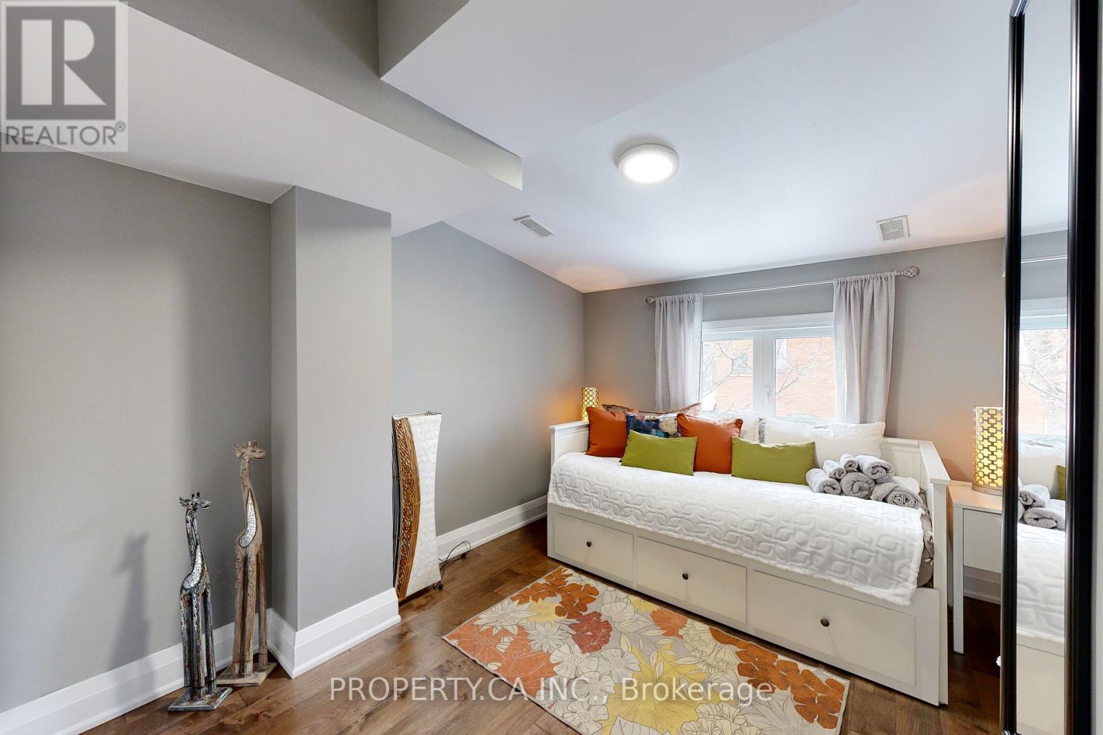 Upper - 635 Christie Street, Toronto, Ontario  M6G 3E6 - Photo 11 - C13517904