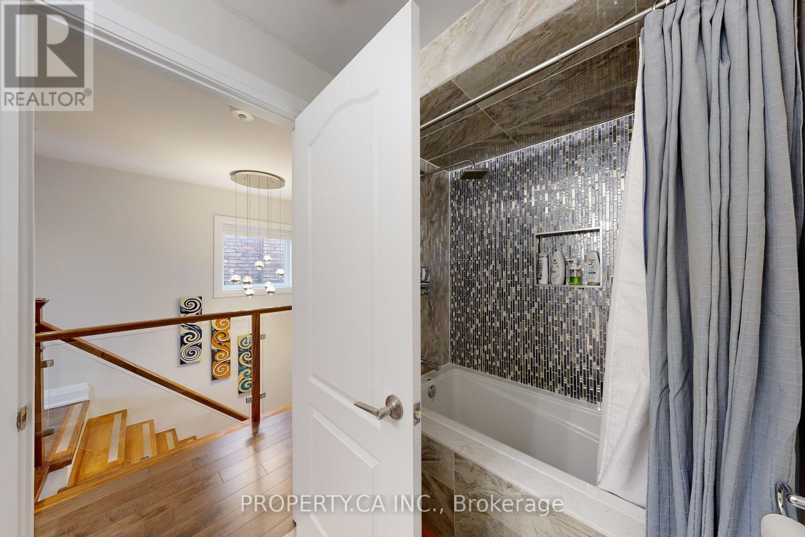 Upper - 635 Christie Street, Toronto, Ontario  M6G 3E6 - Photo 18 - C13517904