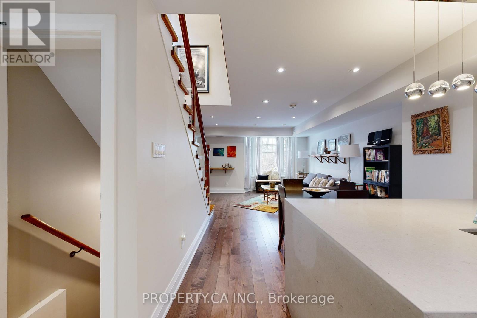 Upper - 635 Christie Street, Toronto, Ontario  M6G 3E6 - Photo 2 - C13517904