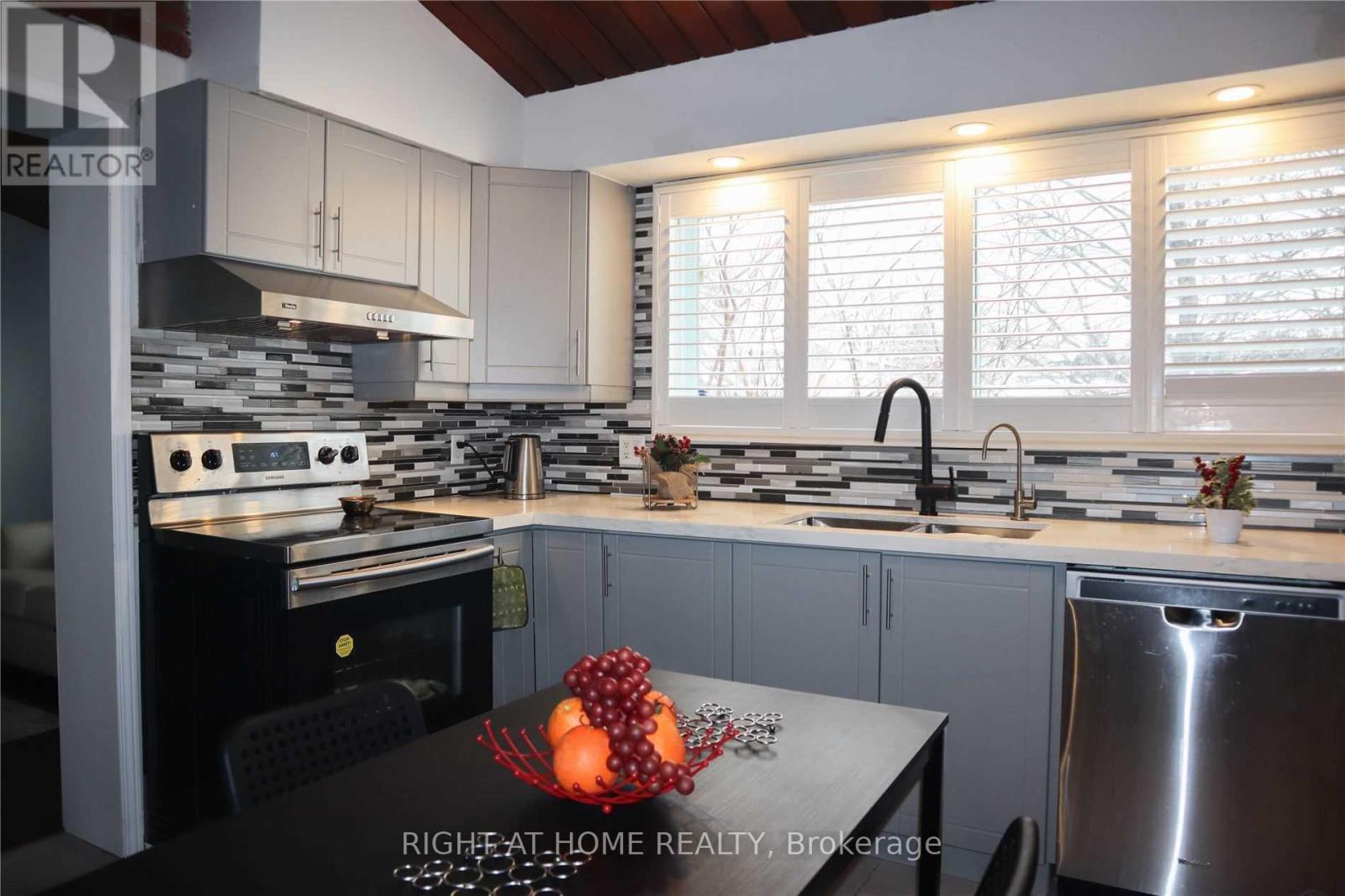 423 Scarsdale Crescent, Oakville, Ontario  L6L 3W6 - Photo 4 - W13517690