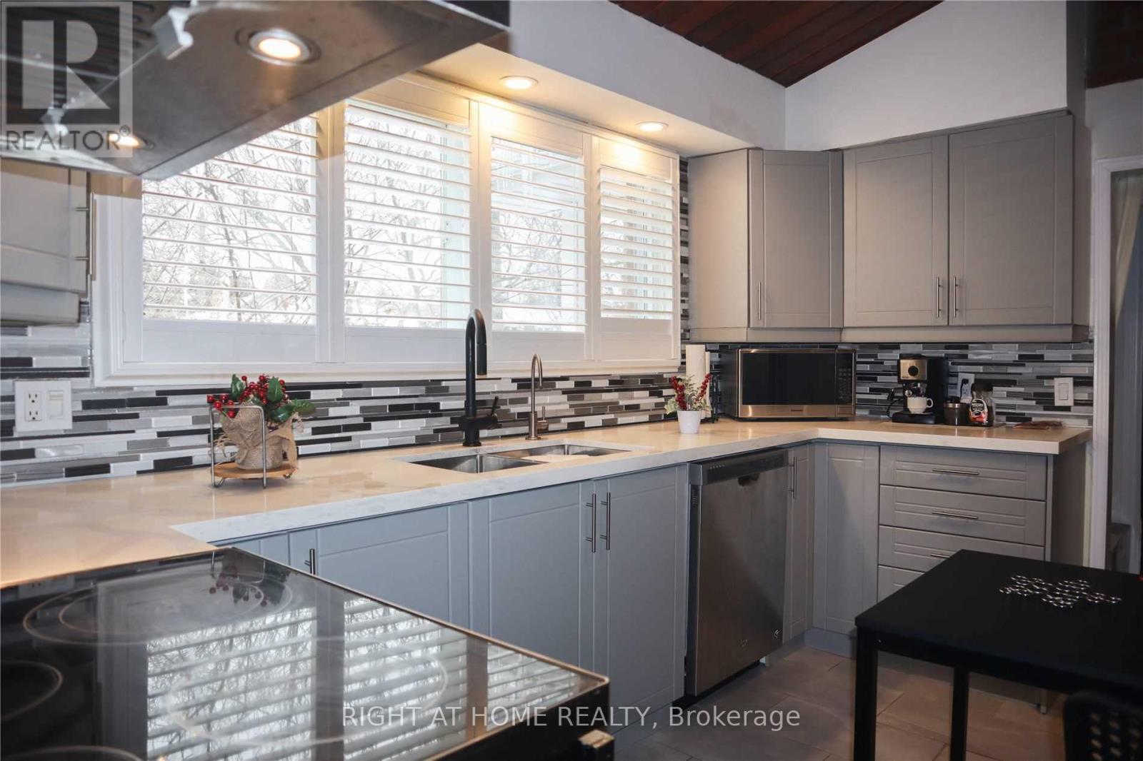 423 Scarsdale Crescent, Oakville, Ontario  L6L 3W6 - Photo 5 - W13517690
