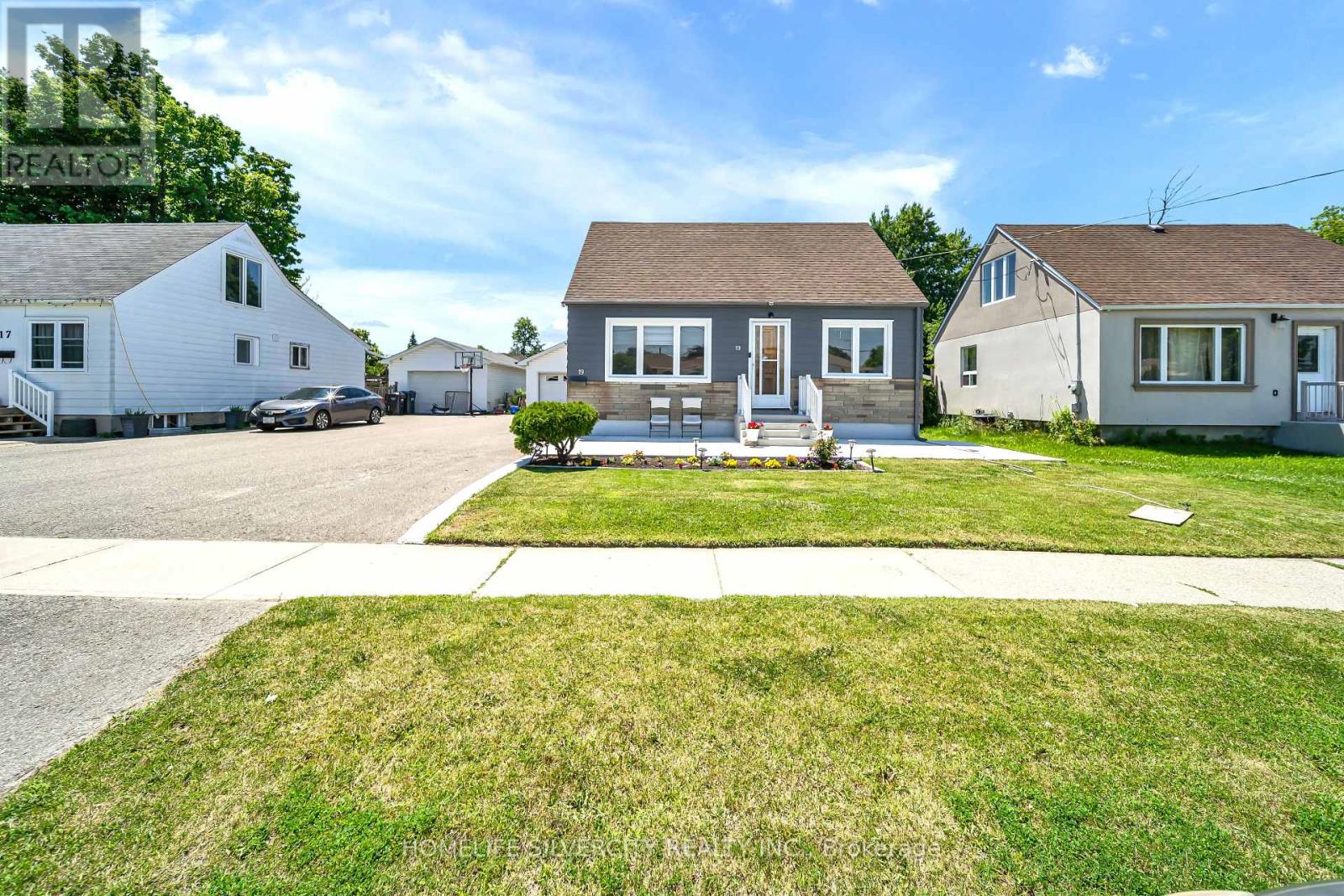 19 Pleasantview Avenue, Brampton, Ontario  L6X 1W5 - Photo 2 - W13517902