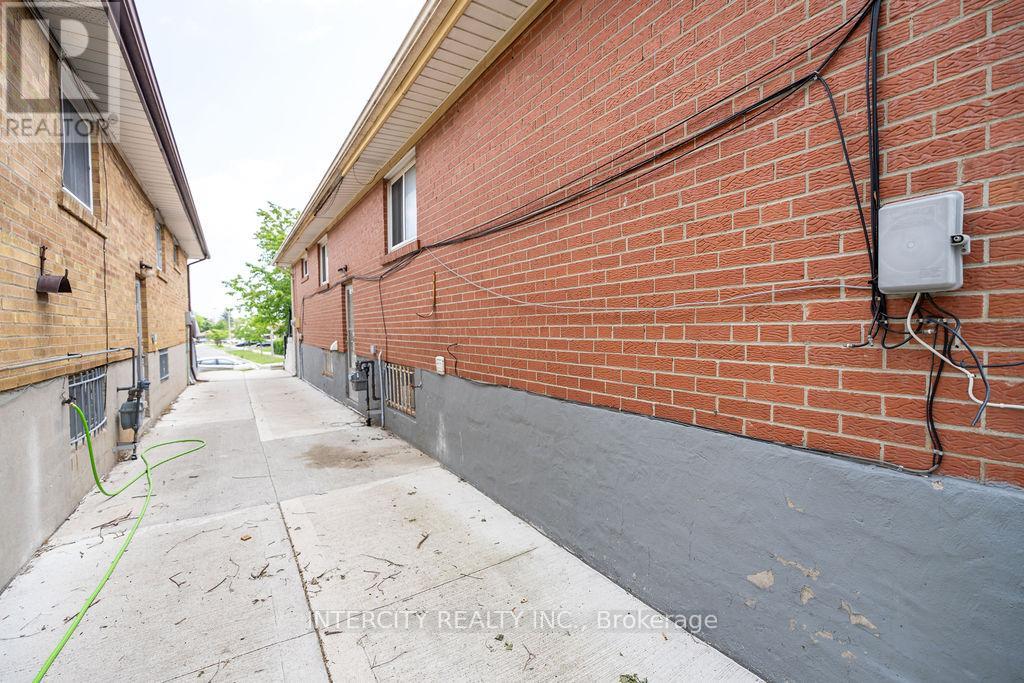 76 Felan Crescent, Toronto, Ontario  M9V 3A3 - Photo 5 - W13517962