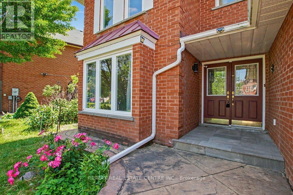 68 Moorehead Crescent, Brampton, Ontario  L6Z 4J6 - Photo 2 - W13517986