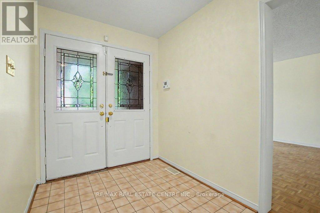 68 Moorehead Crescent, Brampton, Ontario  L6Z 4J6 - Photo 3 - W13517986