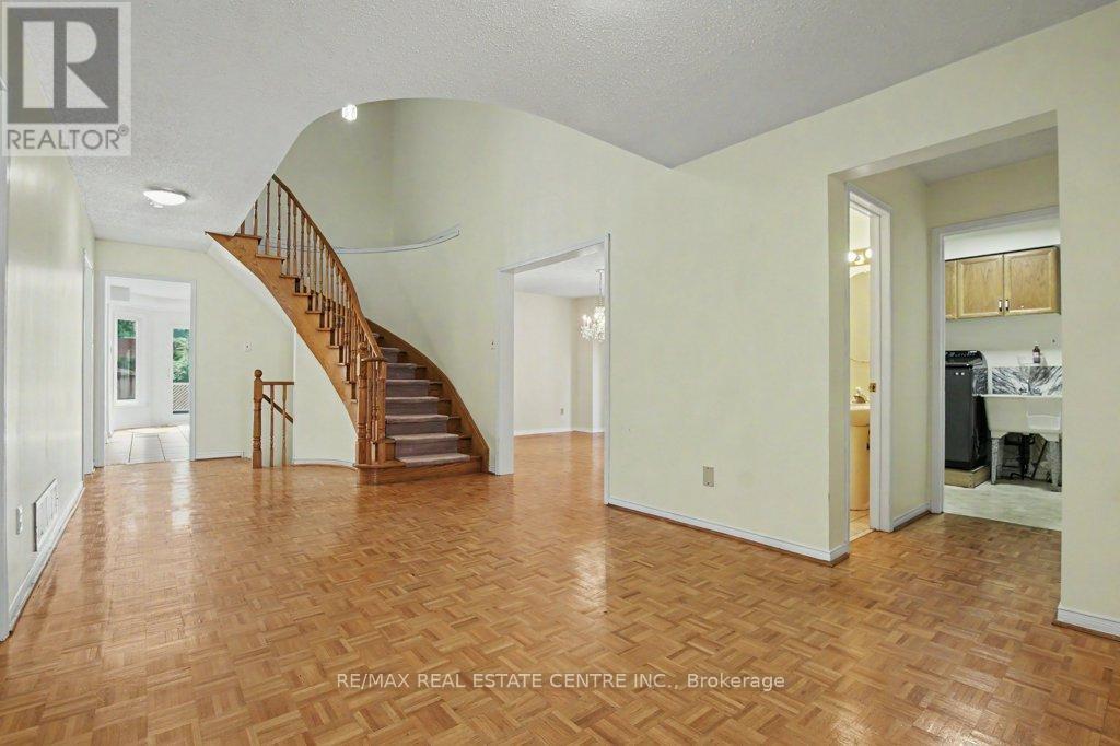 68 Moorehead Crescent, Brampton, Ontario  L6Z 4J6 - Photo 4 - W13517986