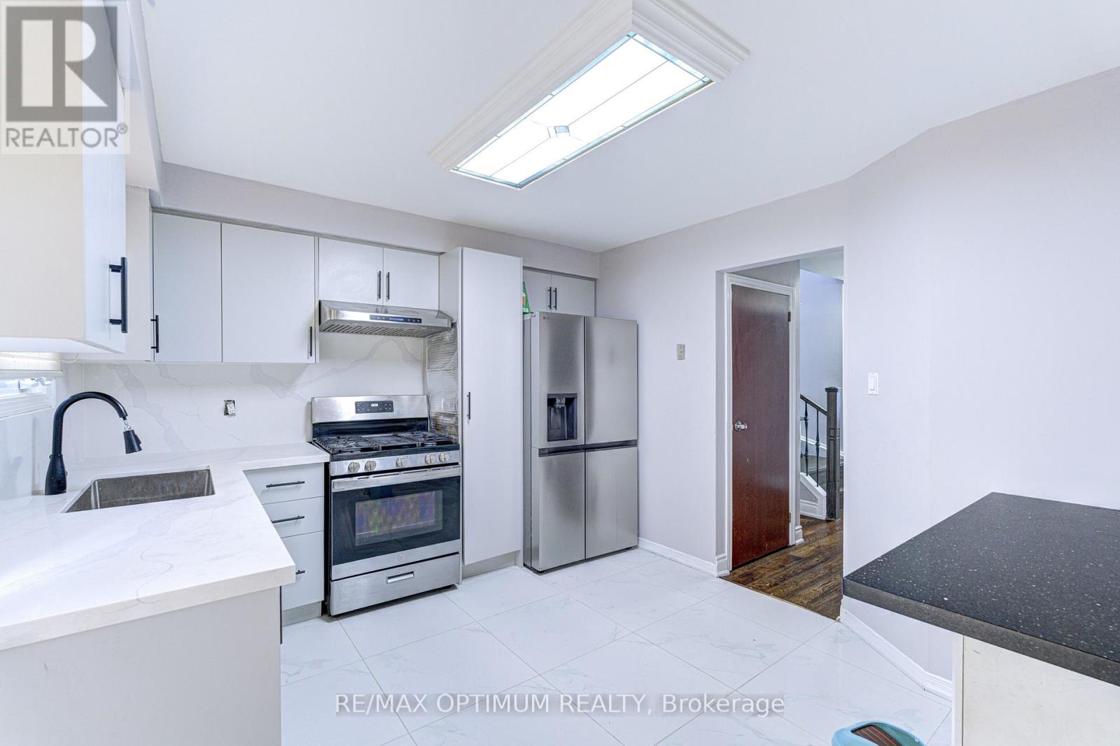 5 Roehampton Crescent, Brampton, Ontario  L6Y 2R3 - Photo 8 - W13518014