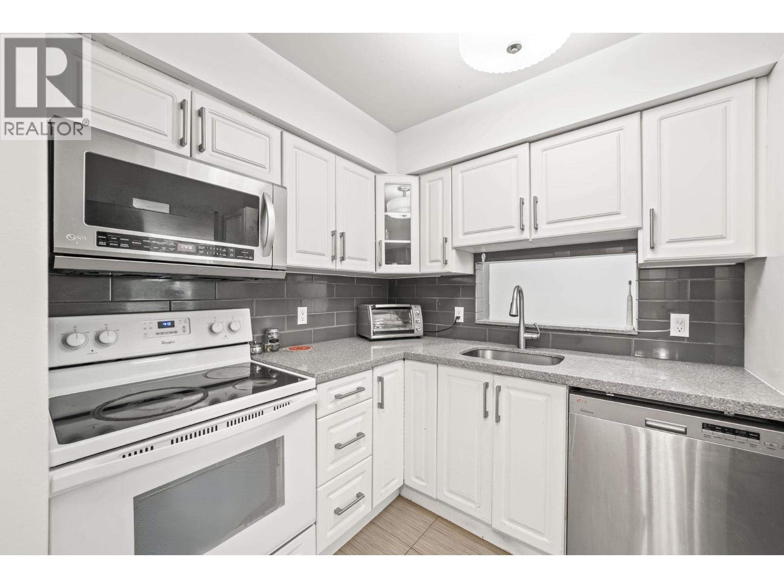 204 3883 Laurel Street, Burnaby, British Columbia  V5G 4M8 - Photo 2 - R3142115