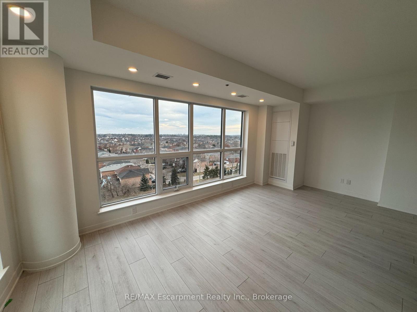 721 - 405 Dundas Street W, Oakville, Ontario  L6M 5P9 - Photo 10 - W13518396