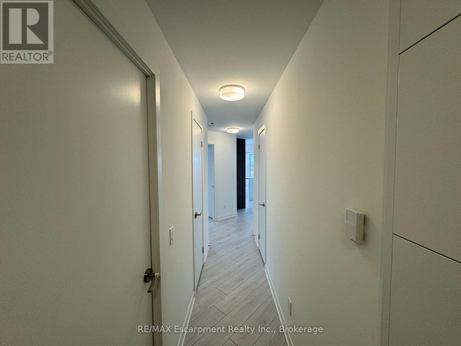 721 - 405 Dundas Street W, Oakville, Ontario  L6M 5P9 - Photo 3 - W13518396