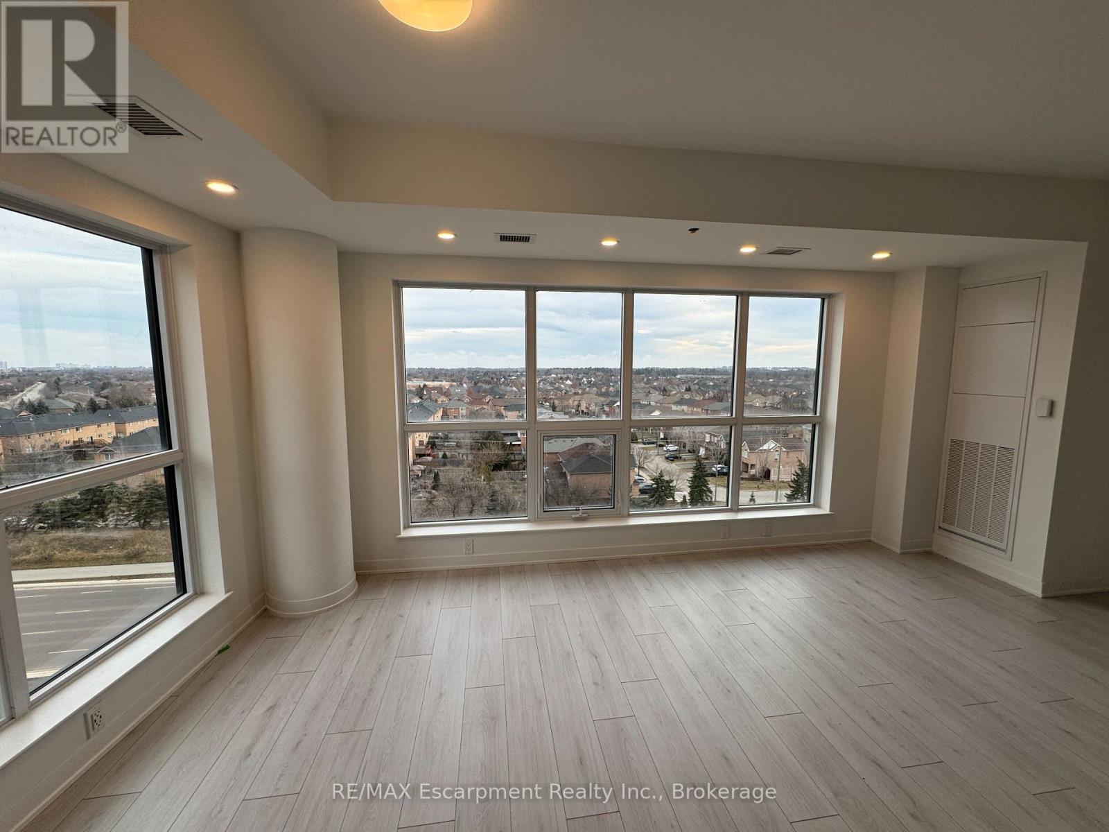 721 - 405 Dundas Street W, Oakville, Ontario  L6M 5P9 - Photo 9 - W13518396