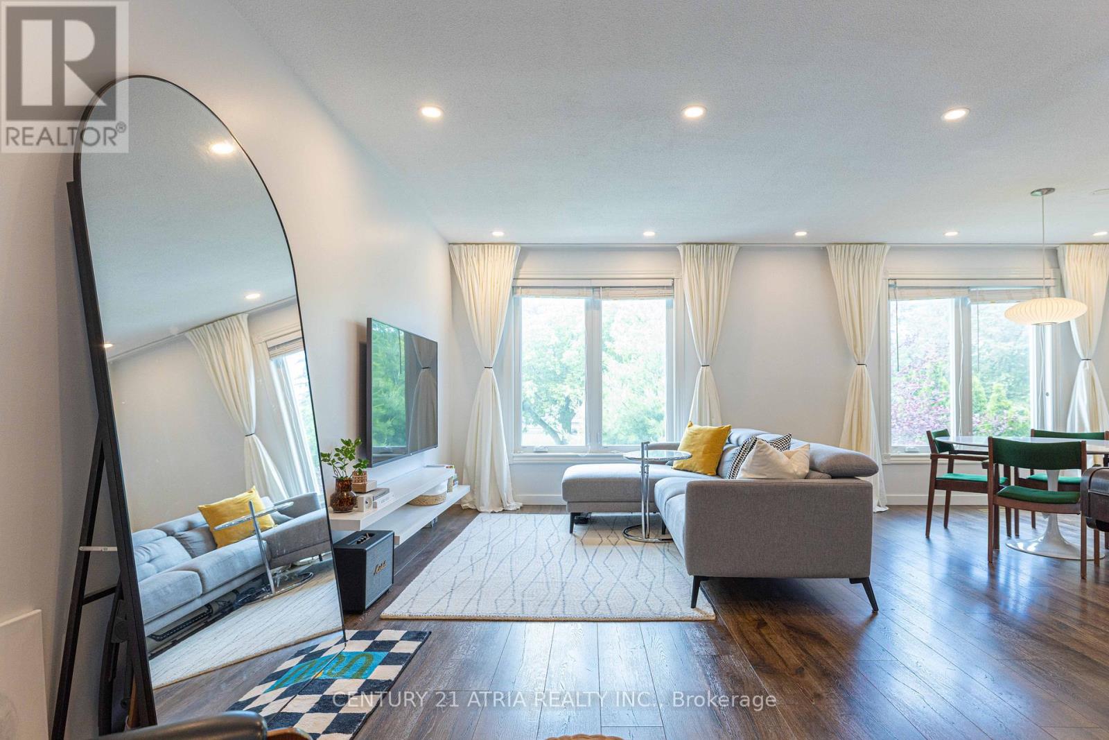 <div class="slider-price">$869,800</div><p>87 Winstanly Crescent, Toronto, Ontario</p>