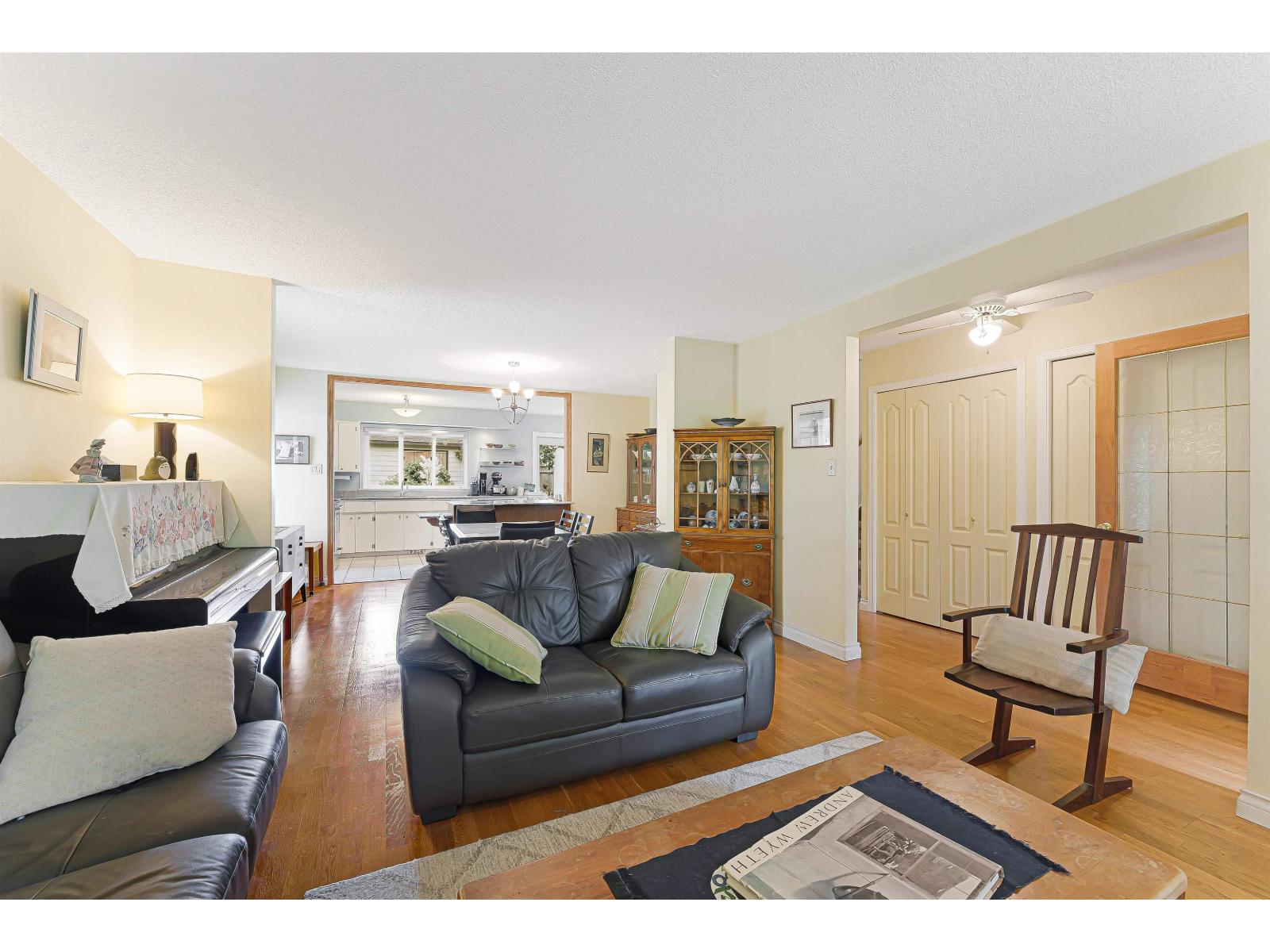 2215 153a Street, Surrey, British Columbia  V4A 4R4 - Photo 2 - R3141716