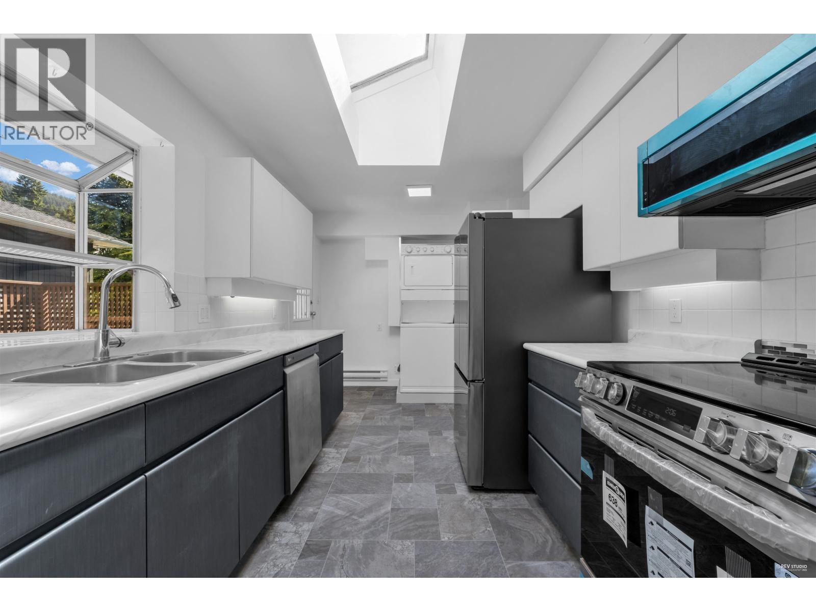330 W Braemar Road, North Vancouver, British Columbia  V7N 2T5 - Photo 10 - R3142319