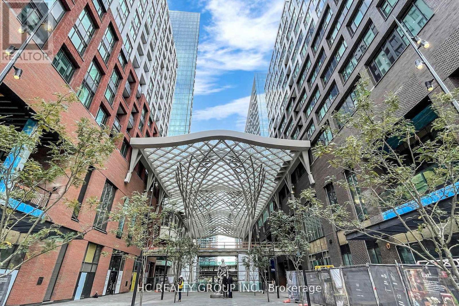 <div class="slider-price">$1,128,000</div><p>2515 - 470 Front Street W, Toronto, Ontario</p>