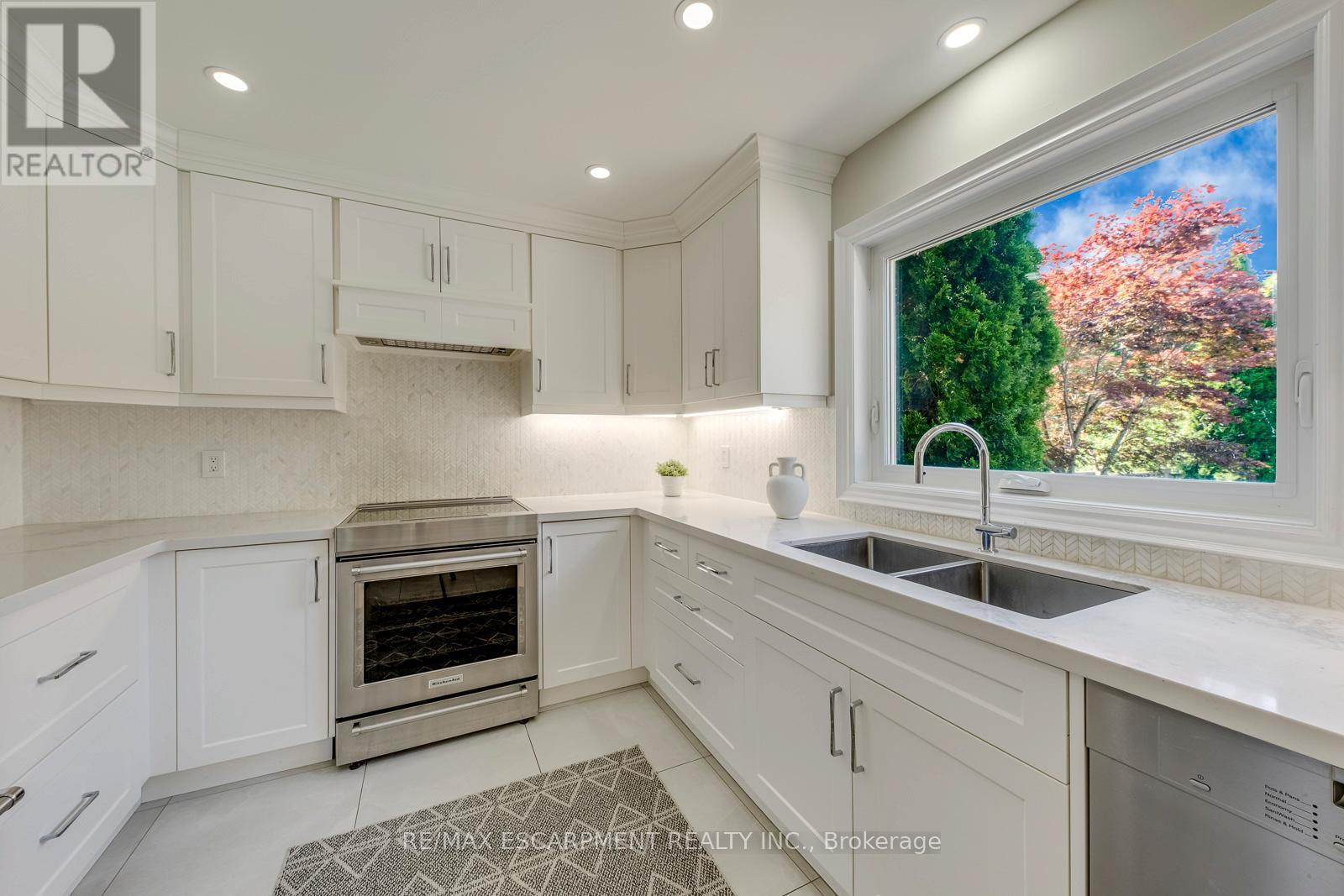 1633 Greenbriar Drive, Oakville, Ontario  L6M 1Y3 - Photo 15 - W13518550