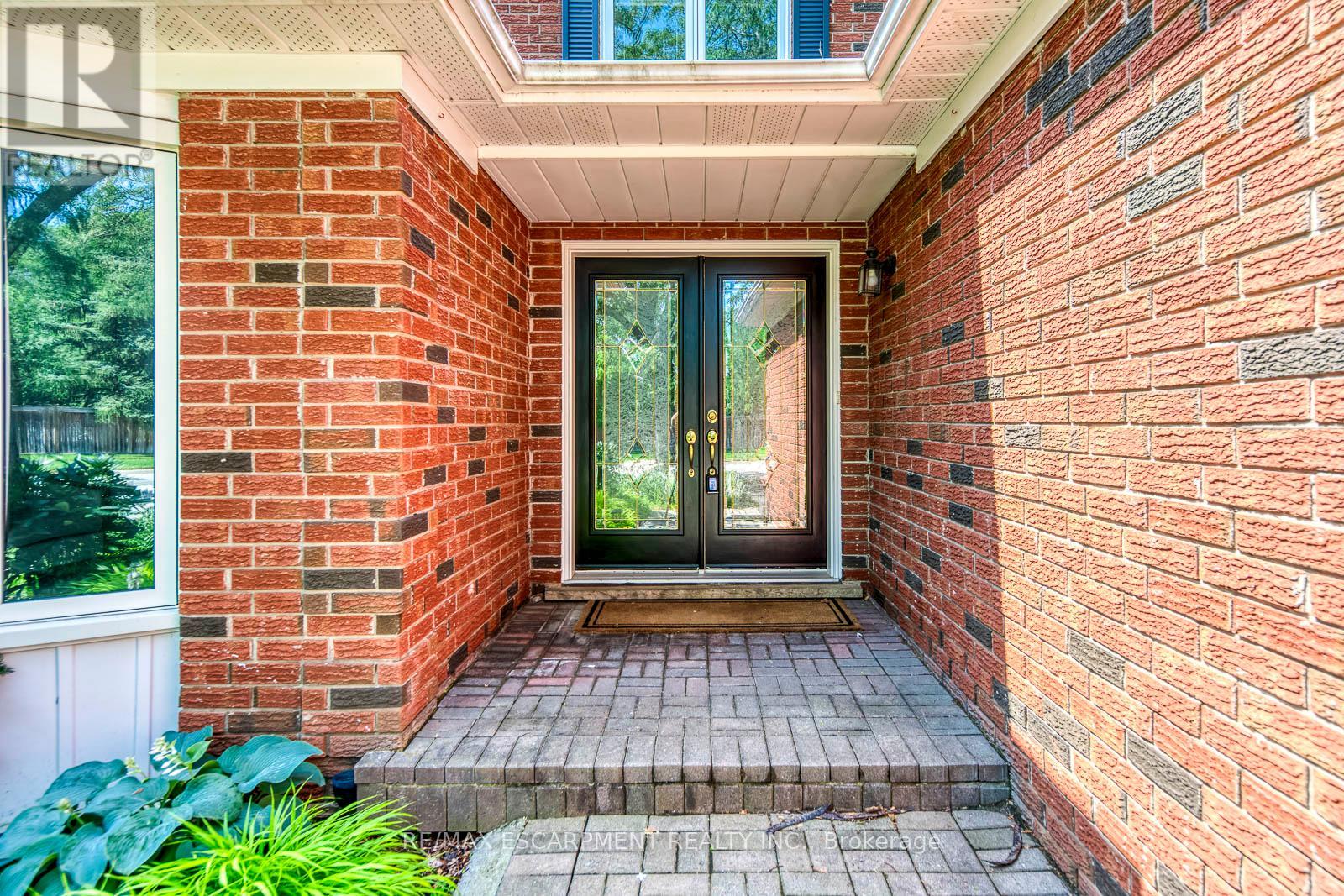1633 Greenbriar Drive, Oakville, Ontario  L6M 1Y3 - Photo 3 - W13518550