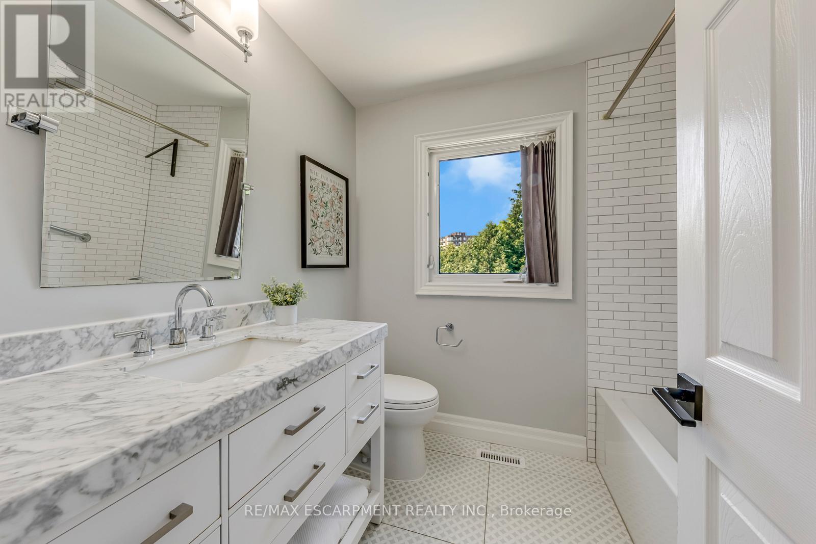 1633 Greenbriar Drive, Oakville, Ontario  L6M 1Y3 - Photo 32 - W13518550
