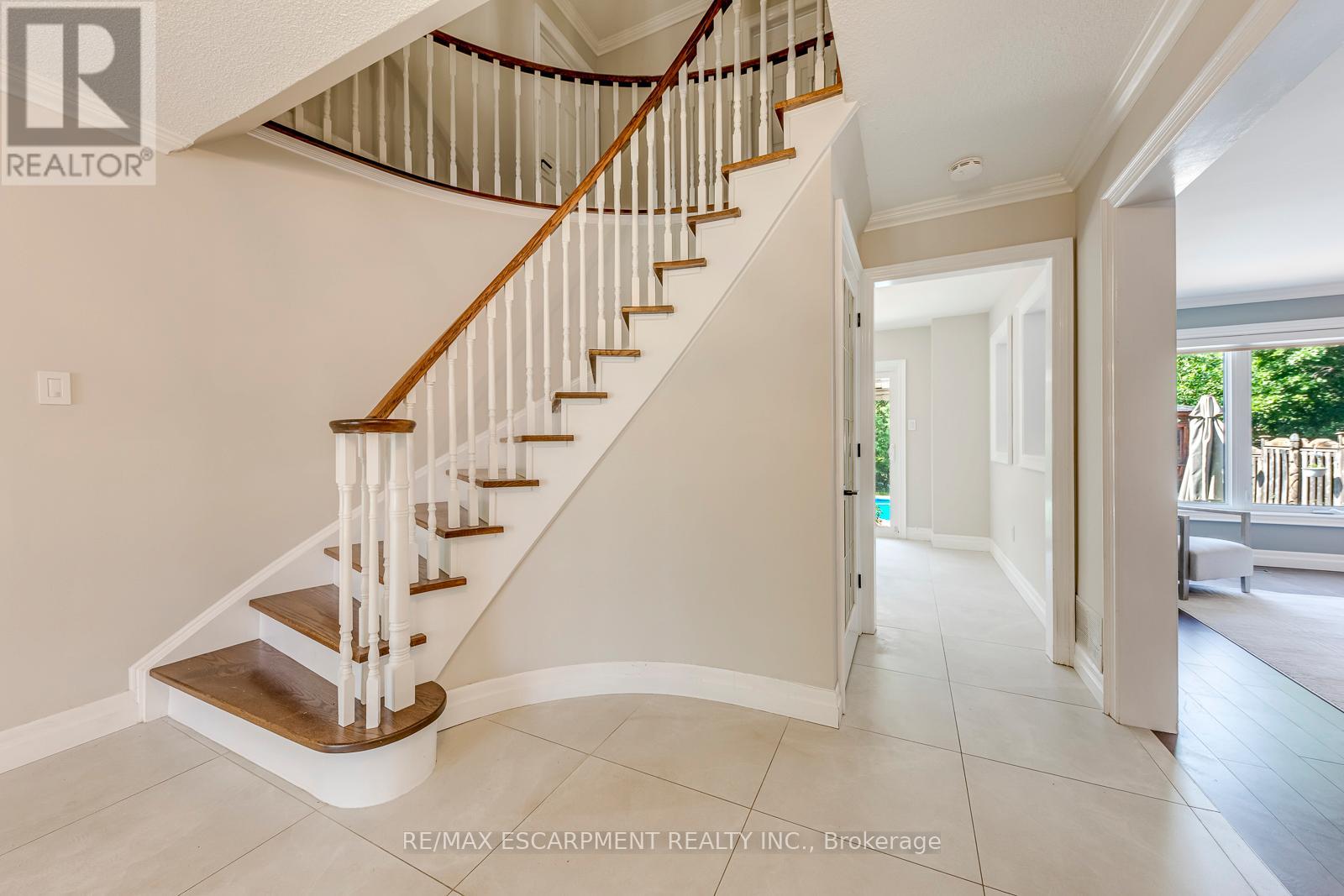 1633 Greenbriar Drive, Oakville, Ontario  L6M 1Y3 - Photo 5 - W13518550