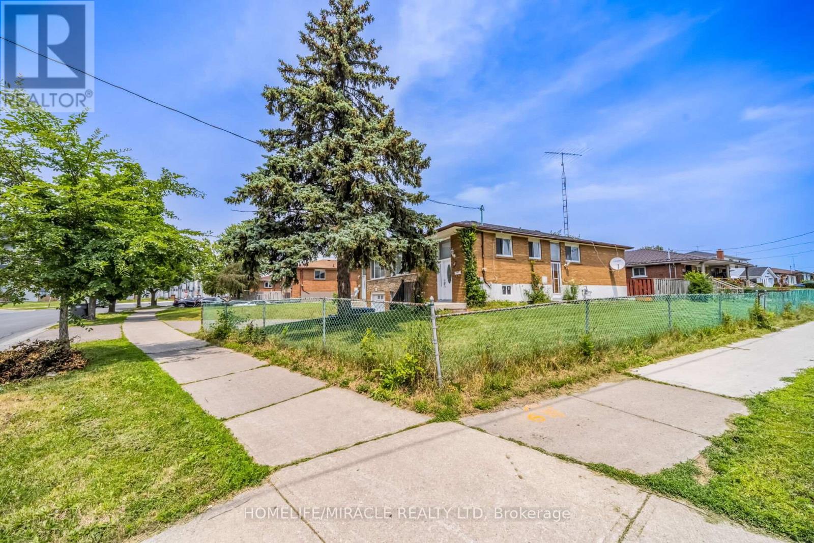 7187 Darcel Avenue, Mississauga, Ontario  L4T 2X3 - Photo 3 - W13518652