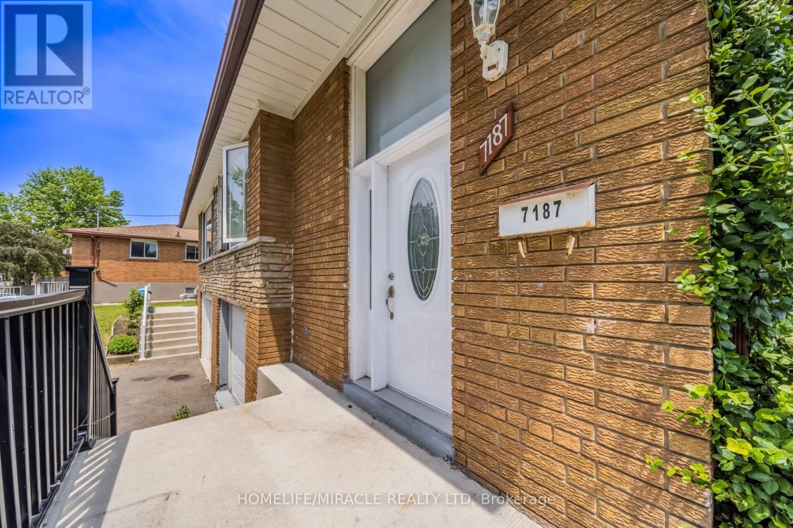 7187 Darcel Avenue, Mississauga, Ontario  L4T 2X3 - Photo 7 - W13518652