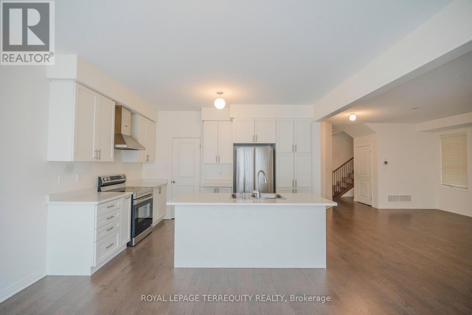 27 Clipper Lane, Clarington, Ontario  L1C 4B1 - Photo 4 - E13519062