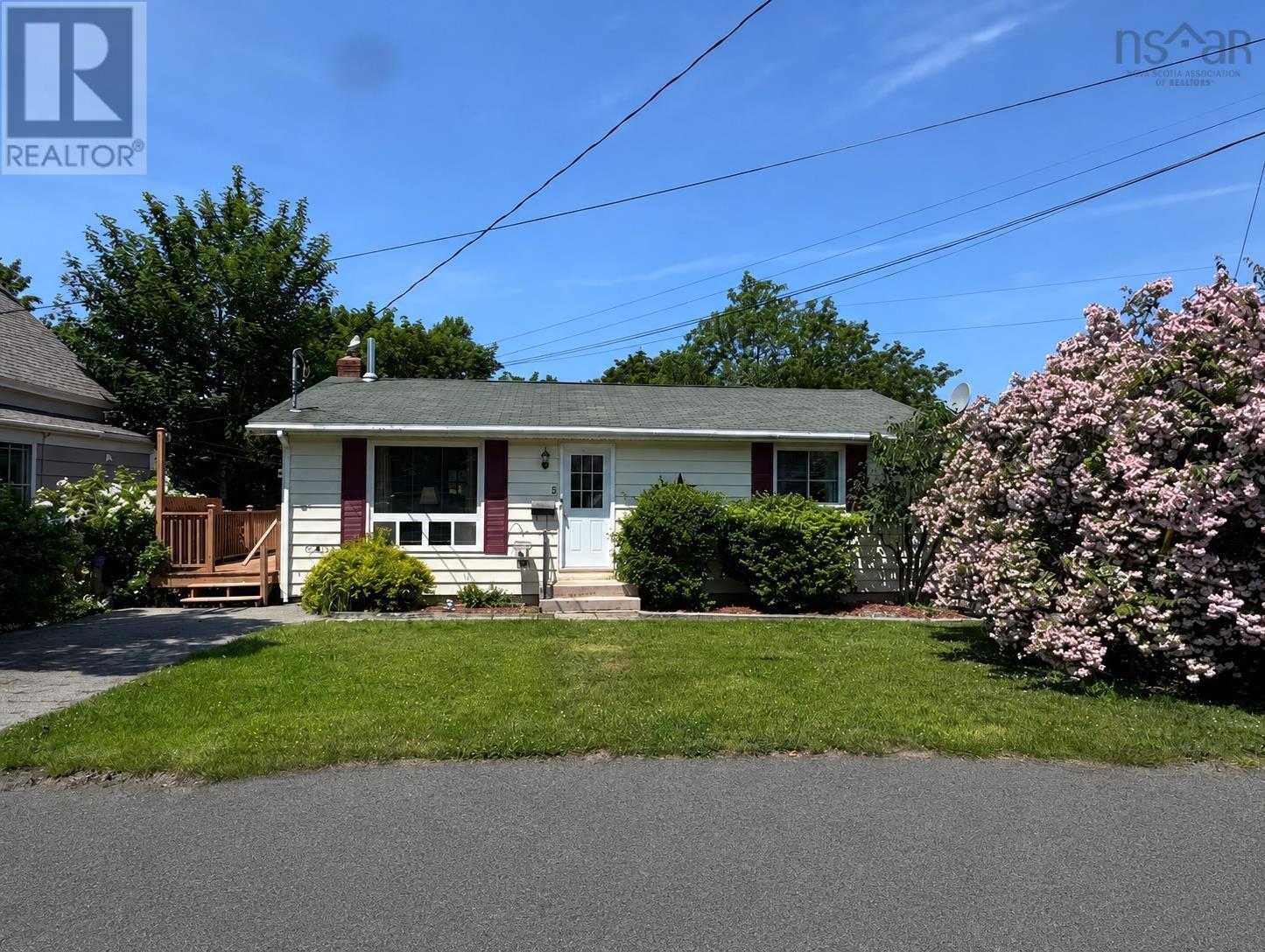 5 Whipple Street, Yarmouth, Nova Scotia B5A 1W3 - Photo 1 - 202608677