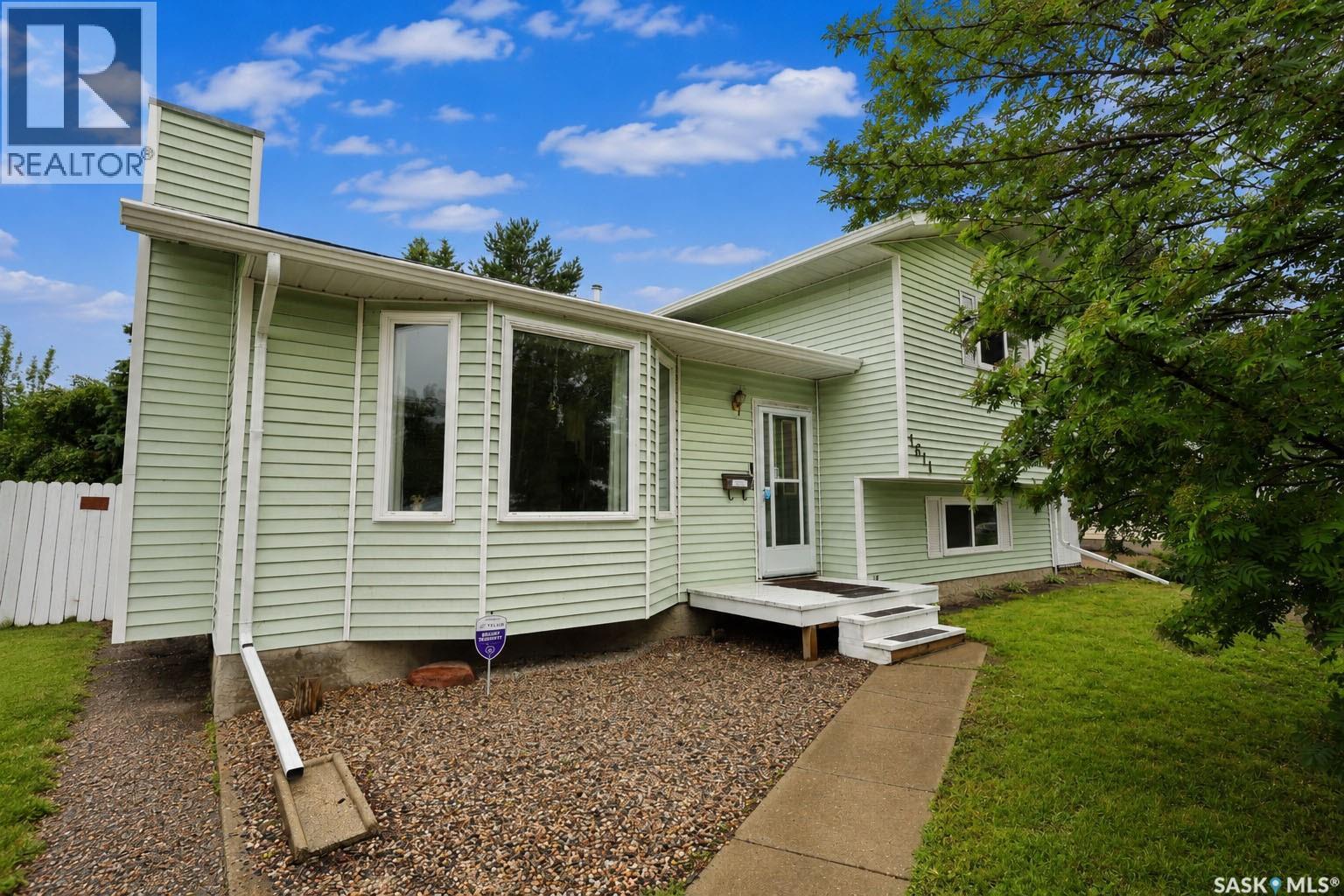 1611 Olive Diefenbaker Drive, Prince Albert, Saskatchewan  S6V 7V9 - Photo 2 - SK041162