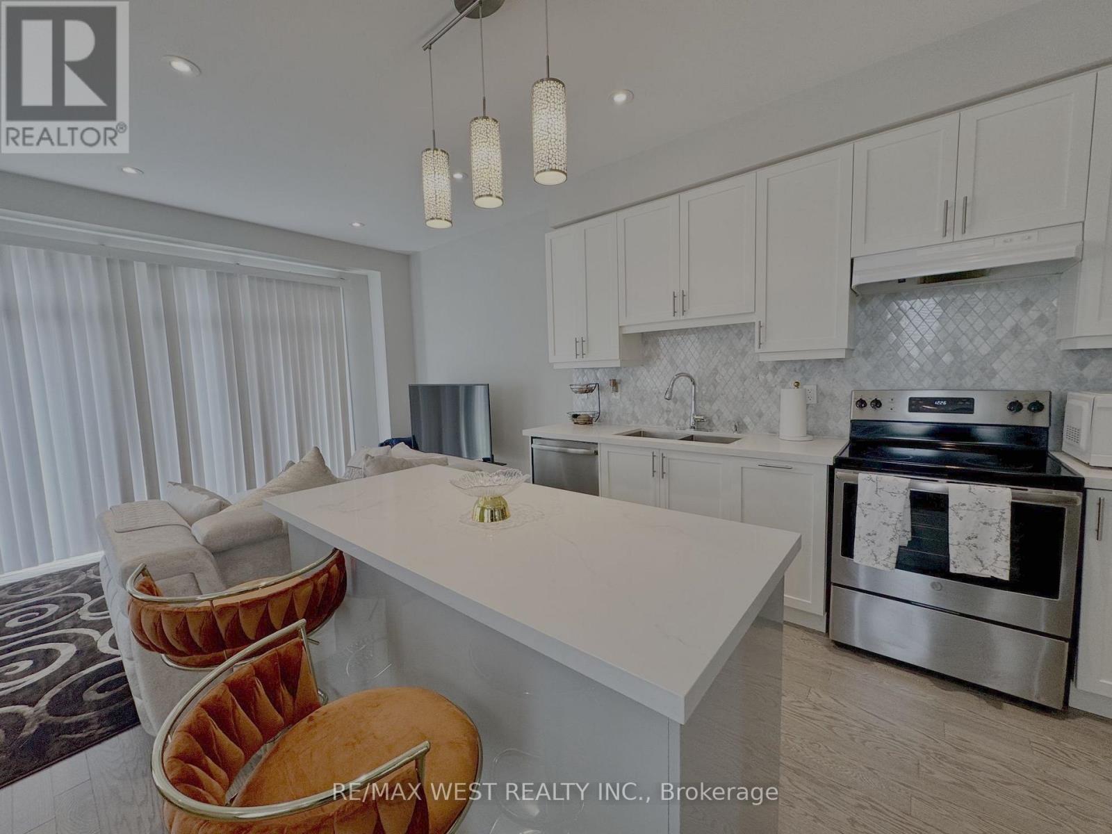 6 Larkin Lane, Clarington, Ontario L1C 2W3 - Photo 3 - E13518212