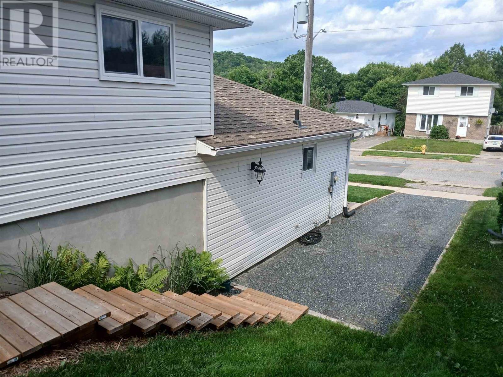 36 Hergott Ave, Elliot Lake, Ontario  P5A 3A8 - Photo 3 - SM261700