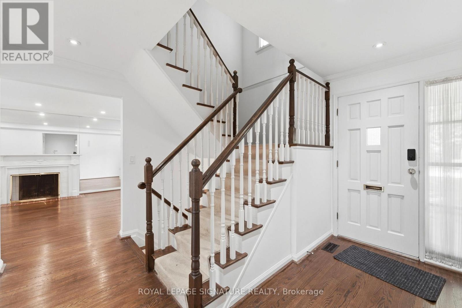 312 Dalewood Drive, Oakville, Ontario  L6J 4P5 - Photo 3 - W13519378