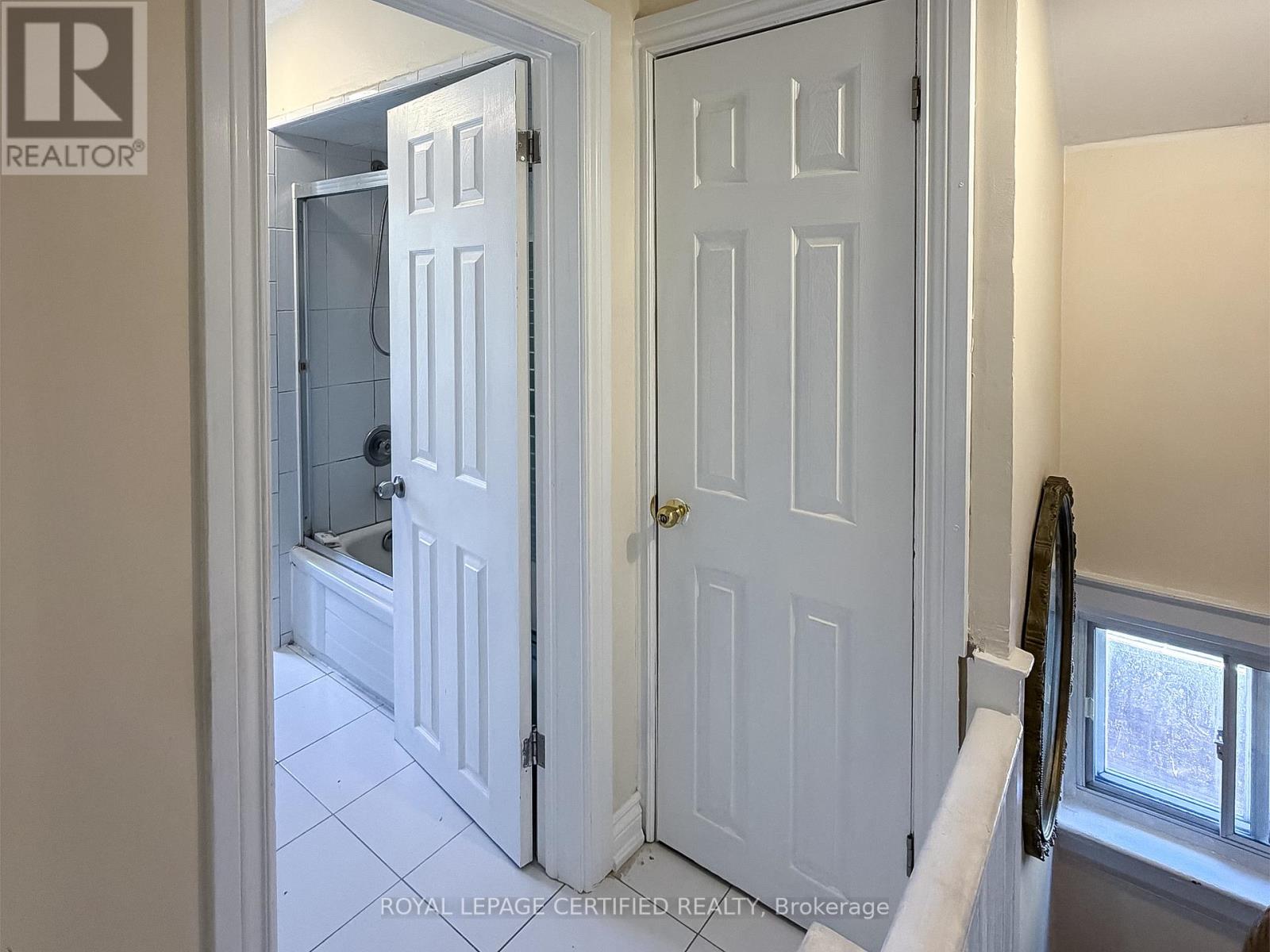 Upper - 148 Belgravia Avenue, Toronto, Ontario  M6E 2M7 - Photo 3 - W13243388
