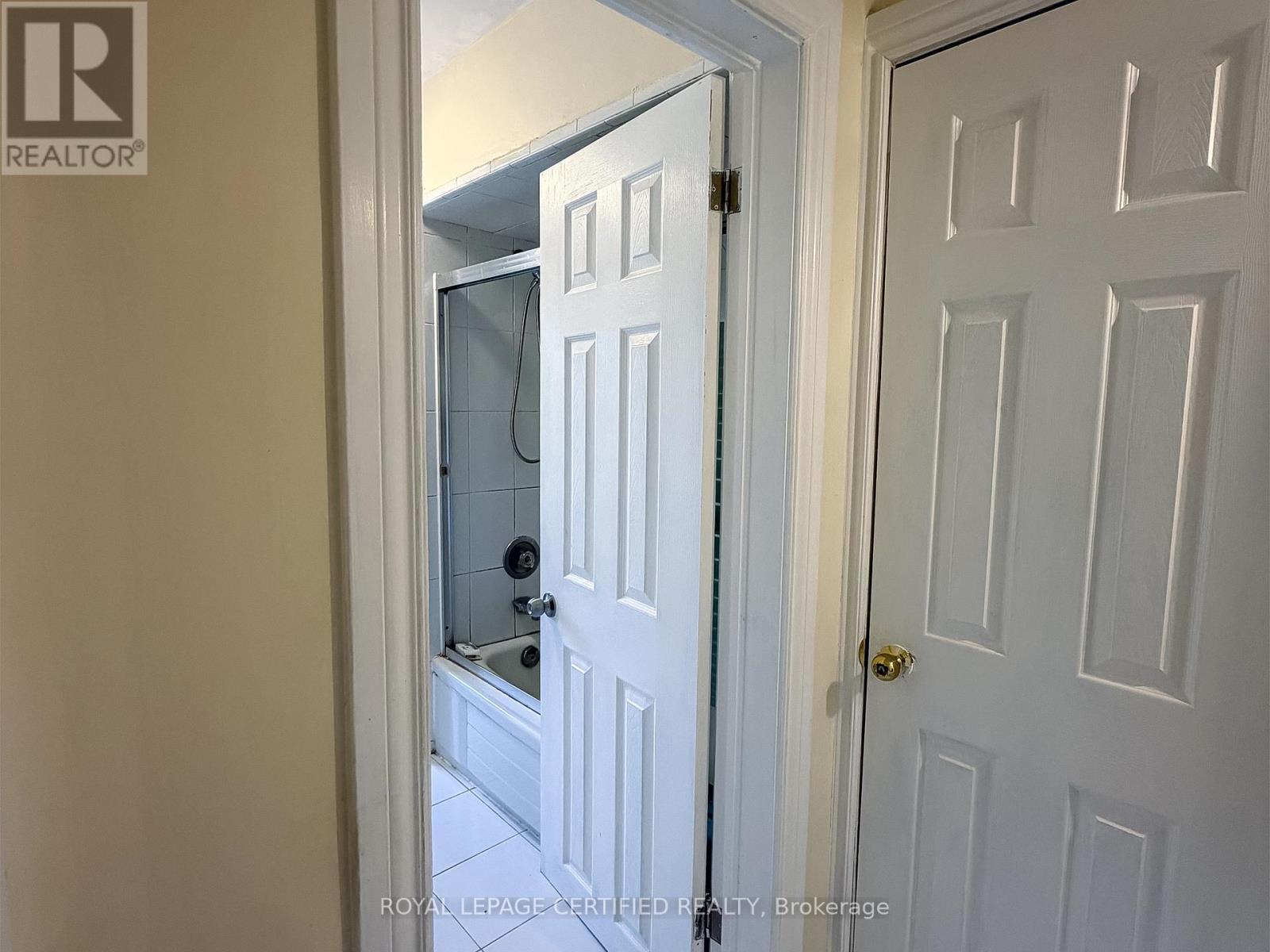 Upper - 148 Belgravia Avenue, Toronto, Ontario  M6E 2M7 - Photo 4 - W13243388