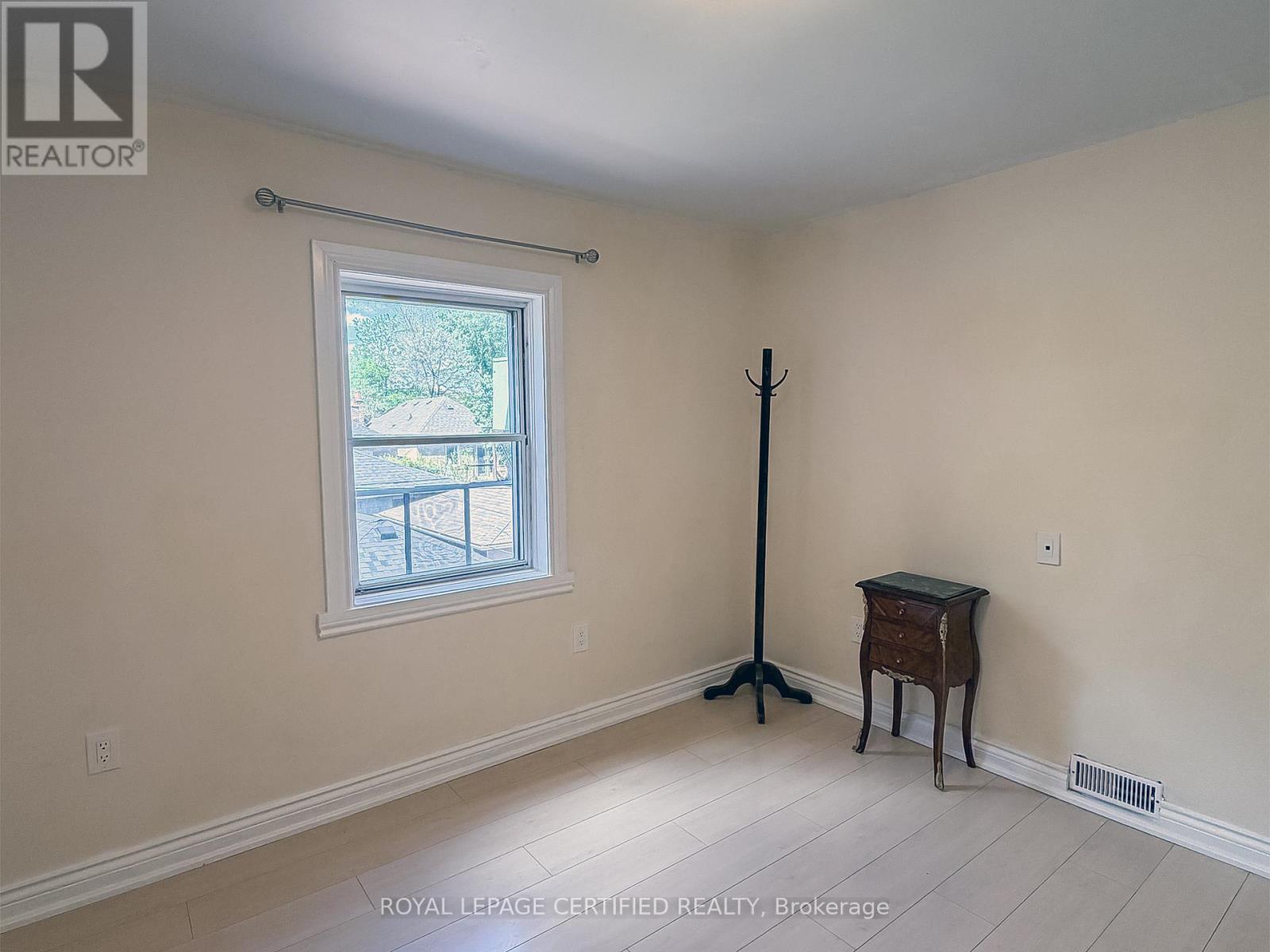Upper - 148 Belgravia Avenue, Toronto, Ontario  M6E 2M7 - Photo 9 - W13243388