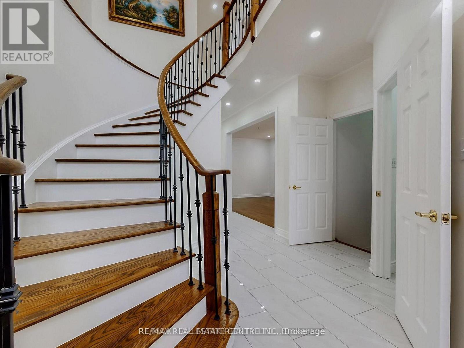 671 Deckhouse Court, Mississauga, Ontario  L5W 1P9 - Photo 2 - W13519440