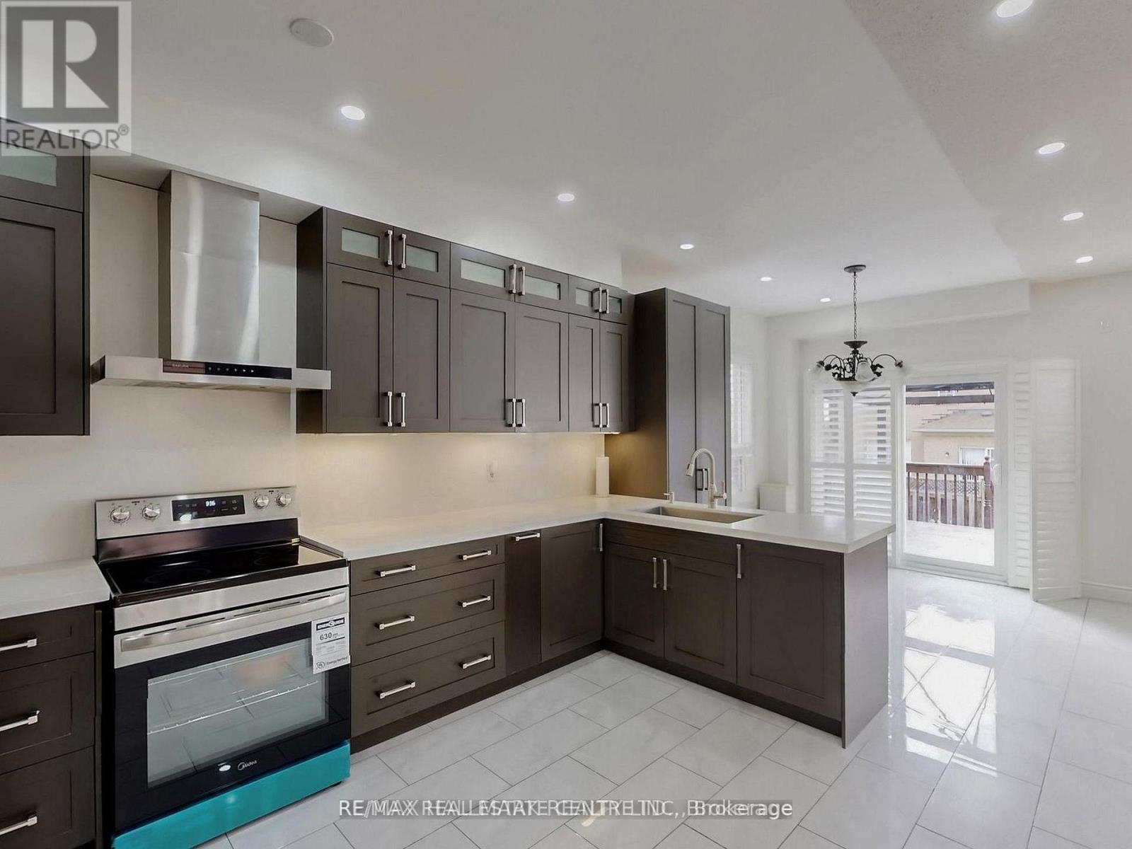671 Deckhouse Court, Mississauga, Ontario  L5W 1P9 - Photo 7 - W13519440